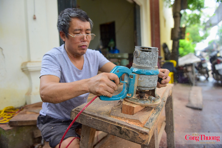 Máy móc hiện nay có thể hỗ trợ một số khâu như xẻ, bào hay làm phẳng phôi gỗ, giúp giảm đáng kể sức lao động. Nhưng đến phần quan trọng nhất là tạo hình hoa văn, mọi thứ vẫn nằm ở đôi tay người thợ.