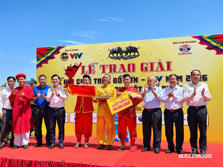 Lãnh đạo TP. Hải Phòng và Ban Tổ chức trao giải nhất tặng chủ Trâu đoạt giải nhất.