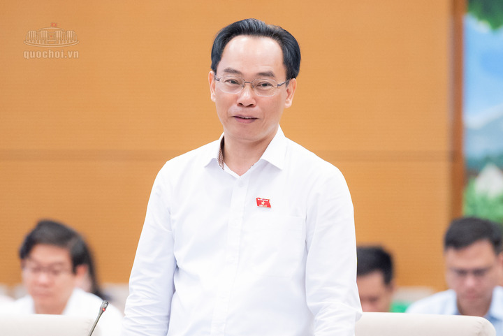 Bộ trưởng Bộ Giáo dục và Đào tạo Hoàng Minh Sơn phát biểu giải trình các vấn đề mà đại biểu Quốc hội quan tâm. Ảnh: Vũ Hiếu