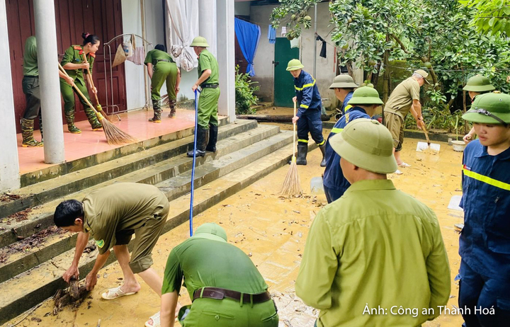 Tại xã Xuân Lập, mưa lớn gây ngập trên diện rộng. Riêng thôn Xuân Tân có gần 100 hộ dân bị ngập, có nơi nước dâng gần 1m. Sau khi nước rút, Công an xã Xuân Lập đã huy động cán bộ, chiến sĩ phối hợp với Đội Cảnh sát PCCC khu vực 5 xuống các khu dân cư, hỗ trợ người dân dọn dẹp nhà cửa, chuyển đồ đạc, thu gom bùn đất.