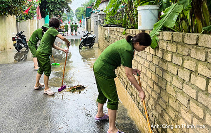 Khi nước bắt đầu rút, Công an phường Hàm Rồng đã chủ động phối hợp với chính quyền địa phương, các ban, ngành, đoàn thể tổ chức lực lượng xuống địa bàn, hỗ trợ người dân khắc phục hậu quả mưa lũ. Cán bộ, chiến sĩ trực tiếp tham gia dọn dẹp bùn đất, vệ sinh môi trường, đồng thời hỗ trợ sắp xếp, làm sạch bàn ghế, khuôn viên tại Nhà văn hóa và các trường học trên địa bàn.