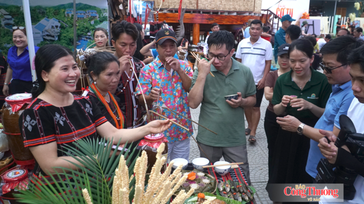 Những hoạt động sinh hoạt đời thường được tái hiện sinh động, mang đến góc nhìn gần gũi, chân thực cho du khách tham quan.