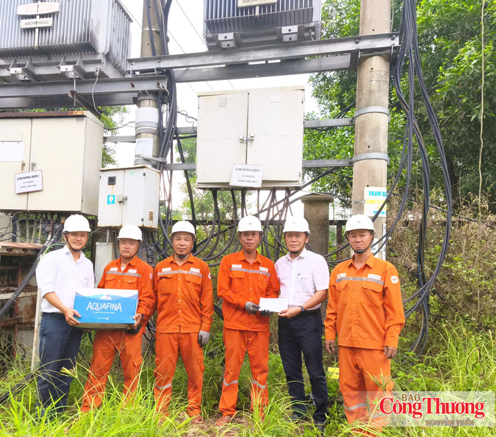 Anh Đồng Sĩ Trình (thứ 2 bên trái sang) cùng đồng nghiệp được lãnh đạo Điện lực Phú Vang quan tâm, động viên tại hiện trường công tác