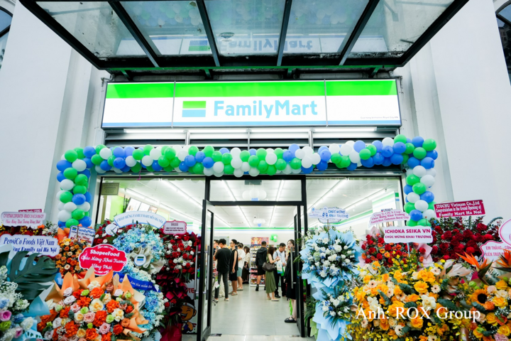 Ngay trước thời điểm khai trường, dòng khách bắt đầu dồn về cửa hàng FamilyMart tại Royal City để check-in, chờ đón những hoạt động đầu tiên của ngày khai trương.