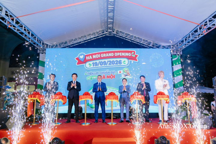 Tâm điểm của sự kiện là nghi thức cắt băng với sự tham gia của đại diện FamilyMart Việt Nam, ROX Group và các đối tác.