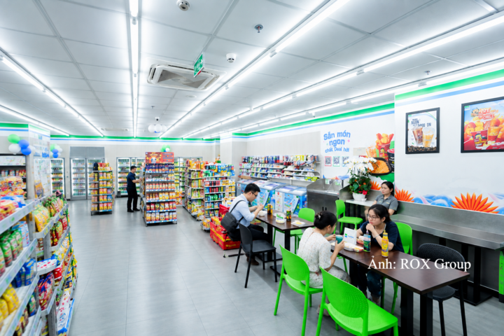 Lẩu ly và các món chế biến sẵn là một trong những lựa chọn được nhiều khách thử ngay tại cửa hàng, cho thấy một đặc trưng của mô hình cửa hàng tiện lợi: mua nhanh, dùng nhanh và có thể thưởng thức ngay tại chỗ.