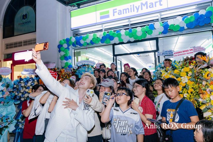 Khán giả tranh thủ ghi lại hình ảnh cùng khách mời và bạn bè. Điện thoại được giơ lên giữa đám đông, những nụ cười và khoảnh khắc tương tác nối tiếp nhau.