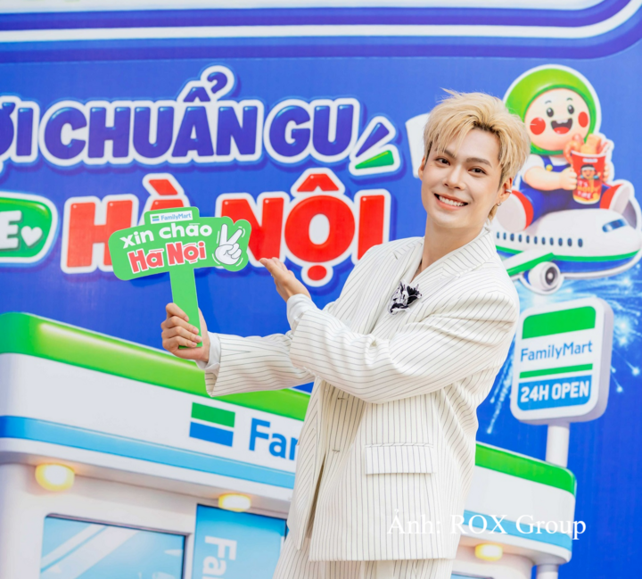 Không khí khai trương được đẩy lên cao với sự xuất hiện của Jey B, gương mặt bước ra từ chương trình Anh Trai “Say Hi” 2025.