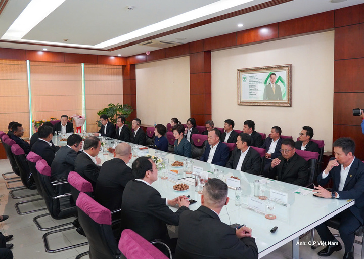 Ông Soopakij Chearavanont, Chủ tịch Tập đoàn C.P., cùng Ban lãnh đạo Tập đoàn làm việc với Ban lãnh đạo C.P. Việt Nam trong chuyến công tác tại Việt Nam.