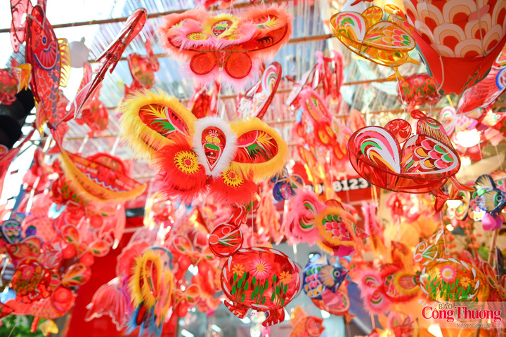 Điều dễ nhận thấy mùa Trung thu năm nay là những món đồ chơi truyền thống xuất hiện dày đặc tại nhiều cửa hàng. Đèn ông sao, đèn kéo quân, mặt nạ giấy bồi, đầu lân, trống nhỏ… được bày kín hai bên phố, tạo nên những mảng màu rực rỡ và gợi nhớ Trung thu của nhiều thế hệ.