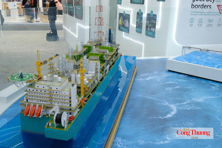 Mô hình tàu khai tác và xử lý dầu khí ngoài khơi của Petronas. Ảnh: Lê An