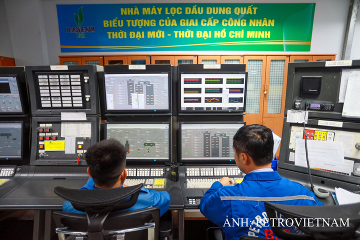 Nhân sự làm việc tại Phòng Điều khiển Trung tâm của Nhà máy Lọc dầu Dung Quất do BSR quản lý, vận hành.