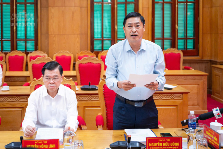 Trưởng Ban Công tác đại biểu Nguyễn Hữu Đông báo cáo tại Hội nghị.