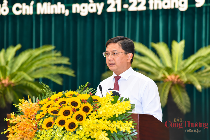 Phó Chủ tịch UBND TP. Hồ Chí Minh Nguyễn Mạnh Cường trình bày các tờ trình tại kỳ họp, trong đó có dự thảo nghị quyết mở rộng đối tượng mua bán điện trực tiếp.