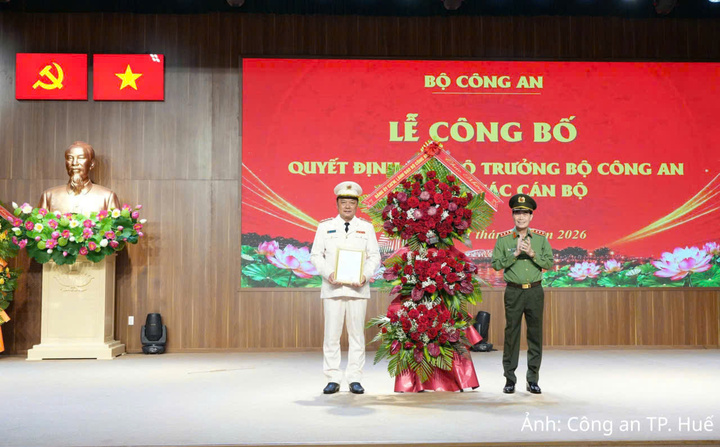Thượng tướng Lê Quốc Hùng đã trao quyết định của Bộ trưởng Bộ Công an cho Đại tá Nguyễn Đình Dương