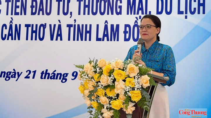 Bà Nguyễn Thị Ngọc Dung - Phó Giám đốc Sở Văn hóa, Thể thao và Du lịch tỉnh Vĩnh Long nêu ý kiến tham luận tại buổi lễ.