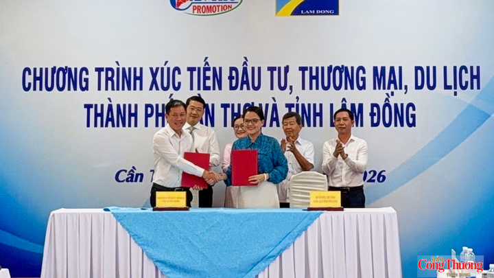 Đại diện Sở Văn hóa, Thể thao và Du lịch tỉnh Vĩnh Long, Sở Văn hóa, Thể thao và Du lịch TP. Cần Thơ cùng các hiệp hội du lịch và doanh nghiệp ký kết hợp tác, kết nối sản phẩm, mở rộng thị trường.