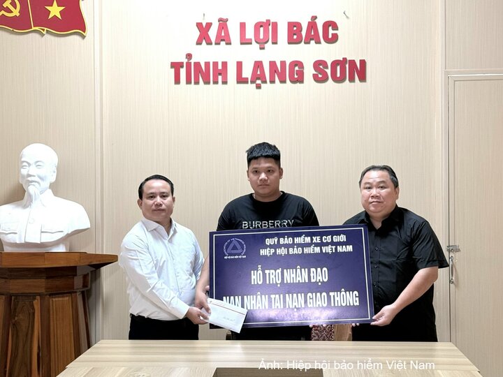 Đại diện Quỹ Bảo hiểm xe cơ giới - Hiệp hội Bảo hiểm Việt Nam trao hỗ trợ nhân đạo cho gia đình nạn nhân tai nạn giao thông tại xã Lợi Bác.