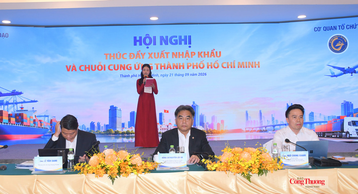 Ông Nguyễn Lộc Hà - Phó Chủ tịch Thường trực UBND TP. Hồ Chí Minh, ông Ngô Chung Khanh - Phó Vụ trưởng Vụ Phát triển thị trường nước ngoài và Thương mại đa biên (Bộ Công Thương), Lê Văn Danh, Phó Giám đốc Sở Công Thương TP. Hồ Chí Minh, chủ trì hội nghị.