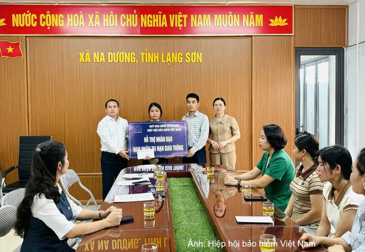 Đại diện Quỹ Bảo hiểm xe cơ giới - Hiệp hội Bảo hiểm Việt Nam trao hỗ trợ nhân đạo cho gia đình nạn nhân tai nạn giao thông tại xã Na Dương, tỉnh Lạng Sơn.