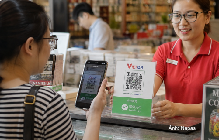 Du khách Trung Quốc quét QR thanh toán tại Việt Nam.