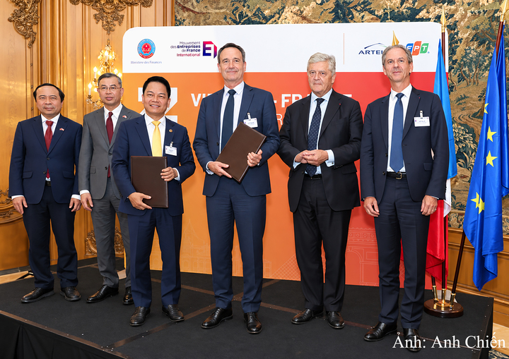 Ông Nguyễn Ngọc Nghị, Phó Tổng Giám đốc T&T Group, Chủ tịch T&T Energy Group và ông Arnaud Lenail Chouteau, Phó Chủ tịch Cấp cao kiêm Tổng Giám đốc TotalEnergies Gas & Power Activities trao biên bản ghi nhớ về hợp tác phát triển Dự án điện khí LNG Long Sơn