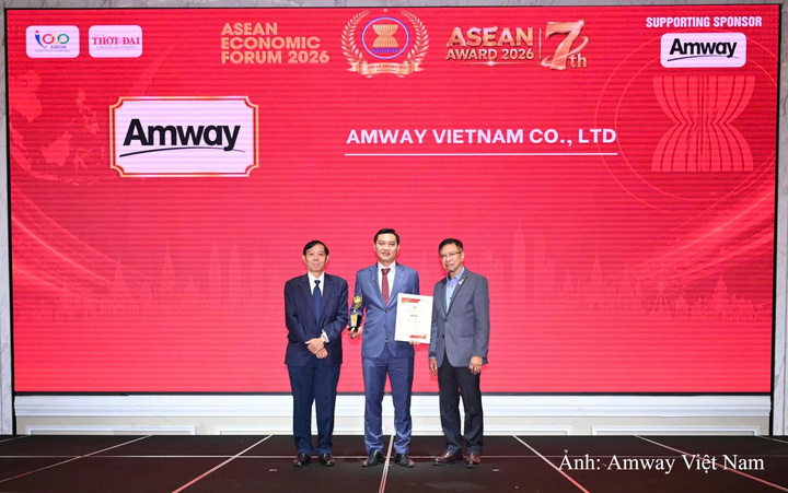Ông Nguyễn Phương Sơn - Giám đốc Đối ngoại Amway Việt Nam vinh dự nhận giải thưởng từ Ban Tổ chức