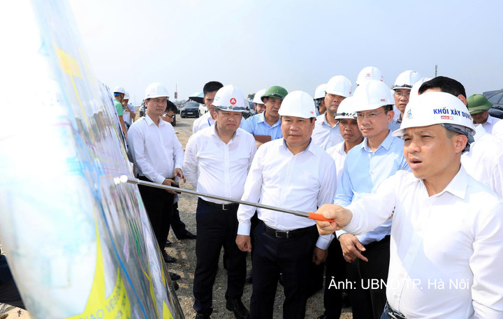 Chủ tịch UBND thành phố Hà Nội Vũ Đại Thắng đã đi kiểm tra thực địa một số công trình, dự án đầu tư hạ tầng quan trọng của Thủ đô.
