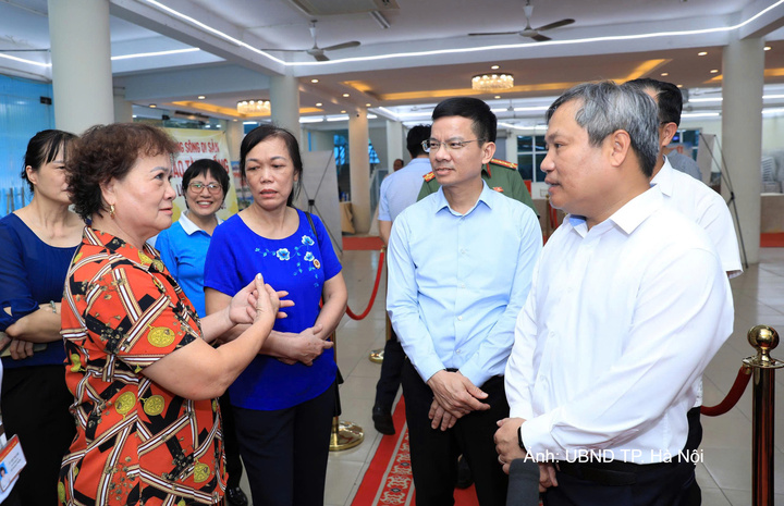 Chủ tịch UBND TP. Hà Nội kiểm tra thực tế việc tổ chức lấy ý kiến cộng đồng dân cư đối với Điều chỉnh tổng thể Quy hoạch phân khu đô thị sông Hồng, tỷ lệ 1/5.000 và phương án, vị trí đường bộ Trục đại lộ cảnh quan sông Hồng tại phường Bồ Đề.
