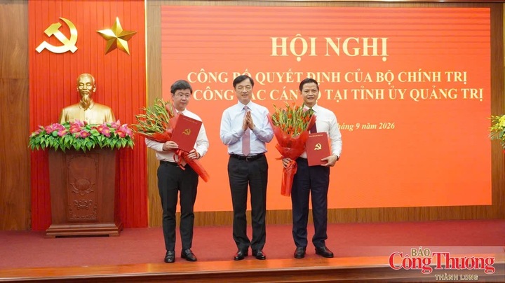Ông Bùi Hoàng Phương (ngoài cùng bên trái) ông Nguyễn Duy Ngọc - Ủy viên Bộ Chính trị, Bí thư Trung ương Đảng, Trưởng Ban Tổ chức Trung ương đã trao quyết định và tặng hoa chúc mừng