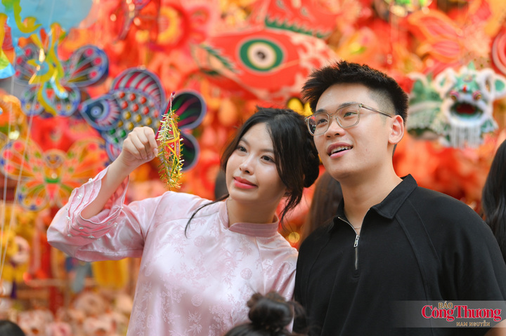 Giữa những ánh đèn điện tử và đồ chơi hiện đại, những sản phẩm giản dị ấy lại tạo được sức hút riêng bởi màu sắc, chất liệu và câu chuyện văn hóa phía sau.