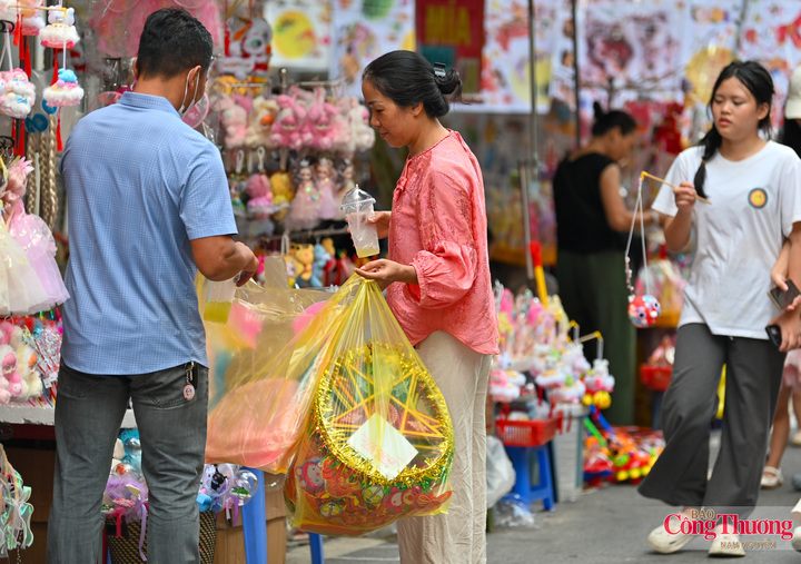 Chị Hoàng Loan, ở Cầu Giấy (Hà Nội), cho biết năm nay chị ưu tiên lựa chọn những món đồ chơi trung thu truyền thống như đèn ông sao, đầu lân, mặt nạ giấy bồi để trang trí nhà. “Những món đồ này vừa tạo không khí Trung thu, vừa gợi nhớ ký ức tuổi thơ. Tôi cũng muốn các con hiểu và gần gũi hơn với những giá trị truyền thống”.