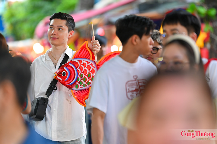 Nhiều nhóm bạn dành khá nhiều thời gian lựa chọn những chiếc đèn thủ công, đầu lân hay mặt nạ truyền thống.