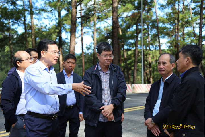 Ông Hồ Văn Mười, Chủ tịch UBND tỉnh Lâm Đồng chỉ đạo trực tiếp tại hiện trường vụ sạt lở trên đèo Prenn.