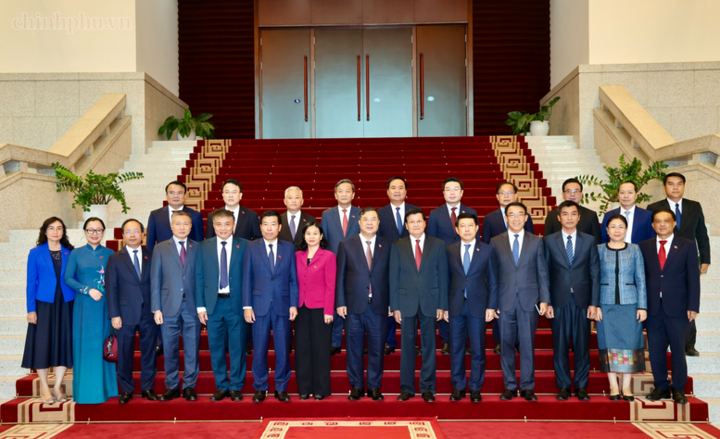 Phó Thủ tướng Thường trực Phạm Gia Túc và Tổng Bí thư, Chủ tịch nước Lào Thongloun Sisoulith chụp ảnh lưu niệm cùng các đại biểu - Ảnh: chinhphu.vn/Phương Nguyên
