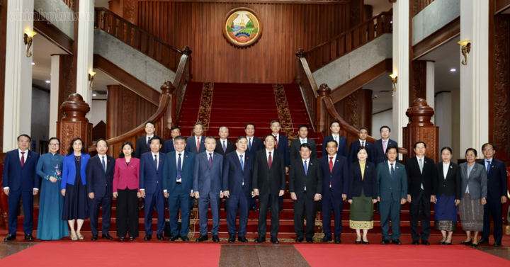 Phó Thủ tướng Thường trực Phạm Gia Túc và Thủ tướng Lào Sonexay Siphandone chụp ảnh lưu niệm cùng các đại biểu - Ảnh: chinhphu.vn/Phương Nguyên