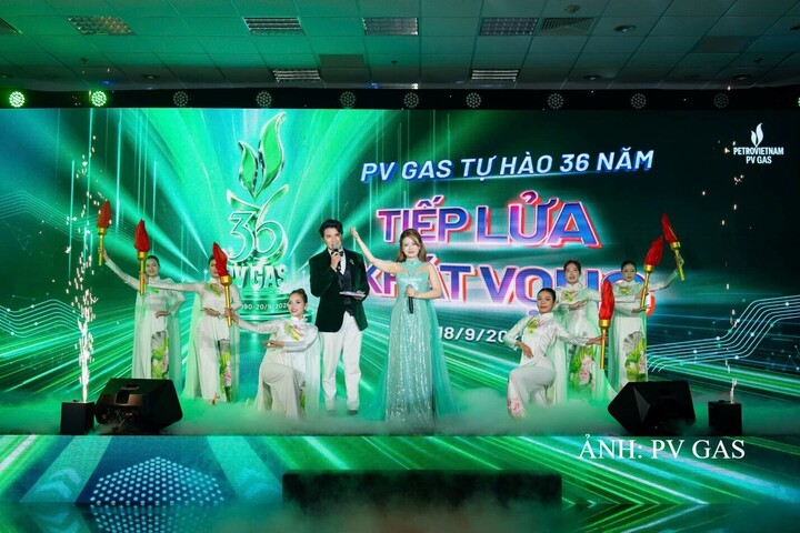Tiết mục văn nghệ mở màn chương trình kỷ niệm 36 năm ngày thành lập PV GAS.