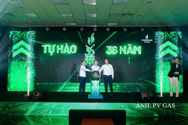 Bí thư Đảng ủy, Chủ tịch HĐQT Bùi Minh Tiến; Tổng giám đốc Dương Trí Hội và Chủ tịch Công đoàn Trần Xuân Thành thực hiện nghi thức chúc mừng kỷ niệm 36 năm thành lập PV GAS.