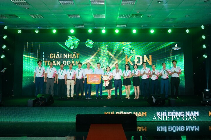 Bí thư Đảng ủy, Chủ tịch HĐQT PV GAS Bùi Minh Tiến trao giải Nhất toàn đoàn cho KĐN.