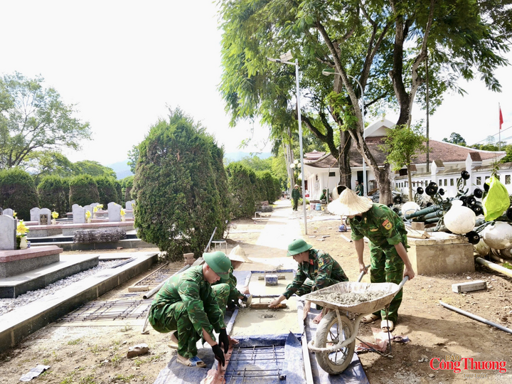 Các cán bộ, chiến sĩ Bộ Chỉ huy Quân sự tỉnh Điện Biên "vượt nắng, thắng mưa" quyết tâm hoàn thành những phần việc cuối cùng tại nghĩa trang Độc Lập.