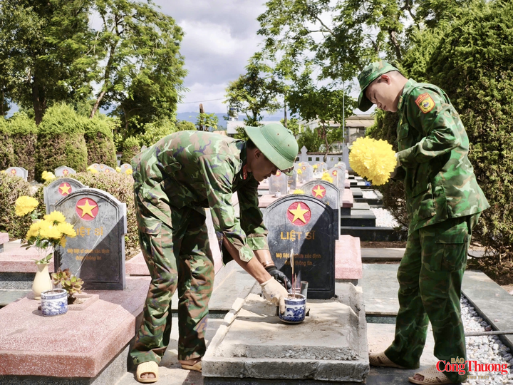 Những phần việc cuối cùng trong công tác hoàn mộ tại Nghĩa trang Độc Lập đang được các cán bộ, chiến sĩ Bộ Chỉ huy Quân sự tỉnh Điện Biên hoàn tất.