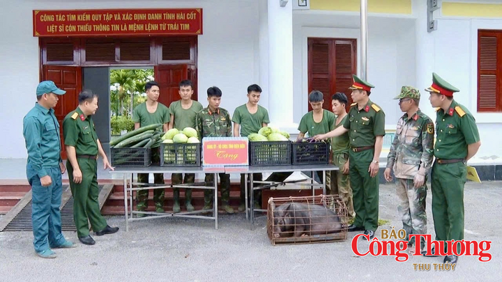 Đại tá Trịnh Đức Thiêm, Chỉ huy trưởng Bộ Chỉ huy Quân sự tỉnh Điện Biên động viên, hỗ trợ các chiến sĩ trong sinh hoạt hằng ngày để hoàn thành tốt nhiệm vụ trong chiến dịch 500 ngày đêm.