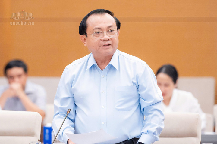Thứ trưởng Bộ Tài chính Lê Tấn Cận trình bày về nội dung cơ bản của dự thảo luật.