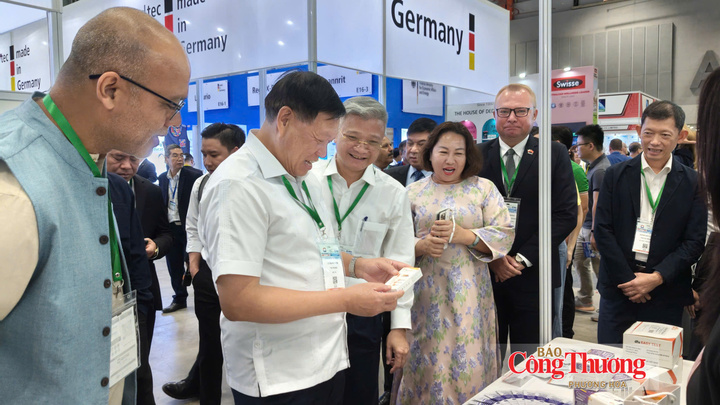 Đại biểu thăm gian hàng trưng bày tại triển lãm Pharmedi Vietnam 2026.