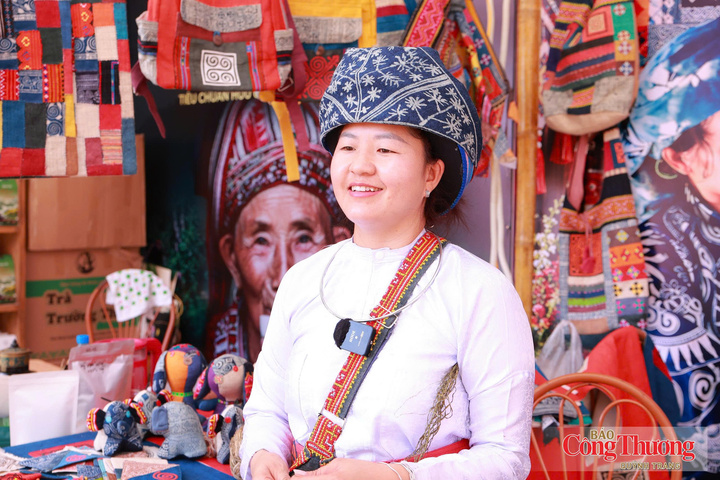 Chị Sùng Thị Dính, thành viên Hợp tác xã Sản xuất vải lanh truyền thống Hợp Tiến.