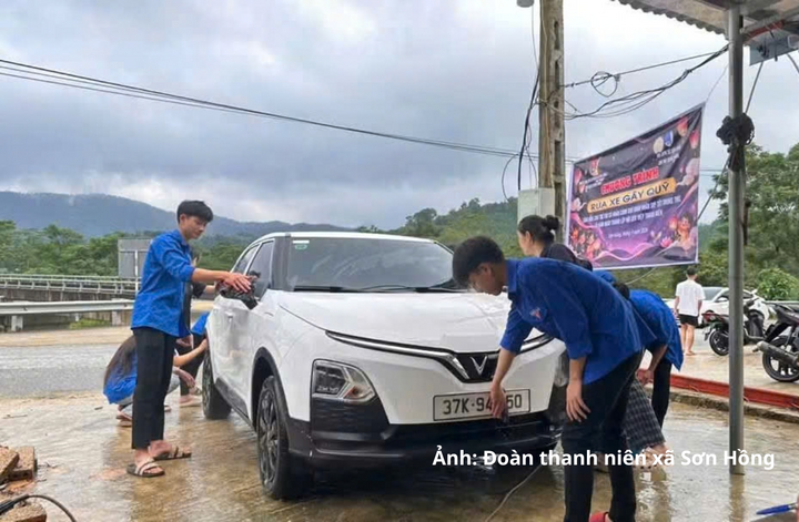 Hà Tĩnh: Thanh niên vùng biên rửa xe, cắt tóc gây quỹ Trung thu - 2