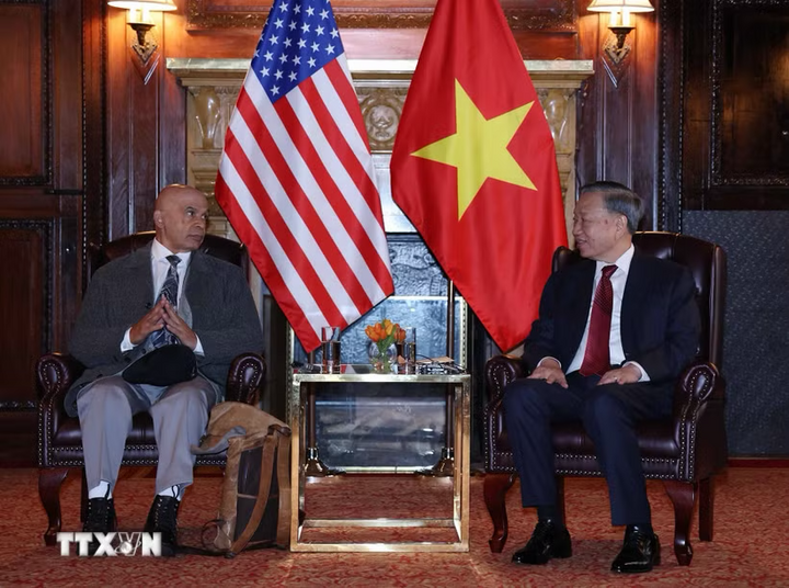 Tổng Bí thư, Chủ tịch nước Tô Lâm tiếp Đồng Chủ tịch Đảng Cộng sản Hoa Kỳ Joe Sims. Ảnh: Thống Nhất/TTXVN