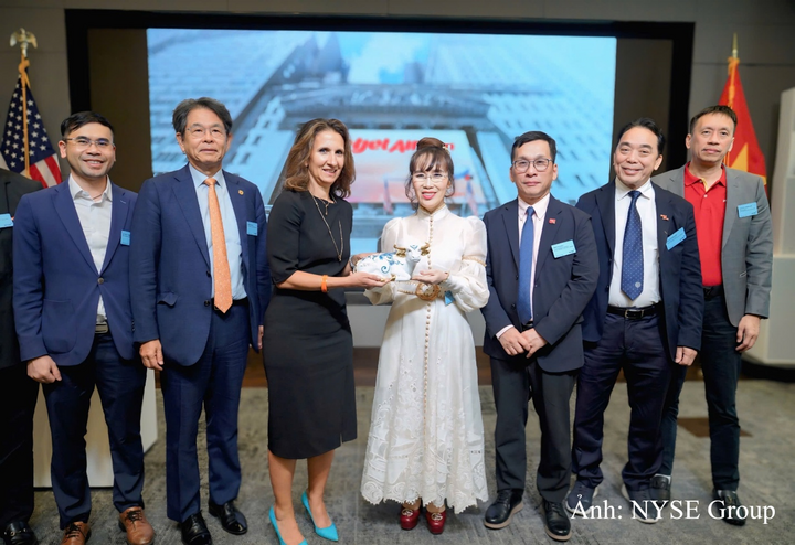 Bà Nguyễn Thị Phương Thảo có chuyến thăm NYSE và gặp gỡ Chủ tịch NYSE Lynn Martin (váy đen) tháng 9/2025.