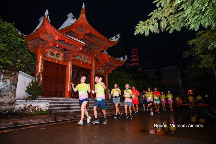 Đường chạy Run For Love đưa các vận động viên qua những không gian mang dấu ấn mùa thu Hà Nội.