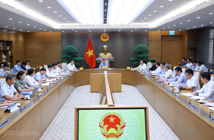 Thủ tướng Lê Minh Hưng chủ trì cuộc họp kiểm điểm tình hình triển khai, thúc đẩy giải ngân các dự án trọng điểm ngành giao thông vận tải - Ảnh: chinhphu.vn/Nhật Bắc